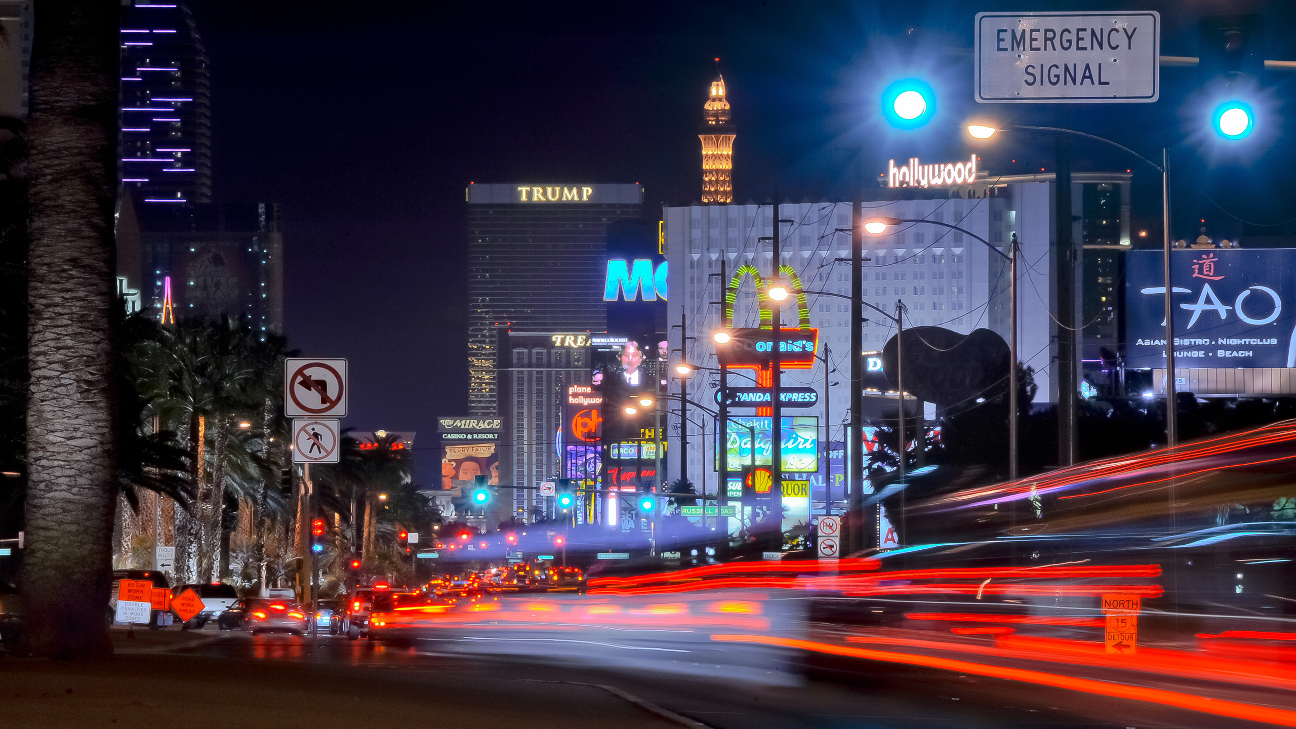 Bâtiments de la Ville Pendant la Nuit. Wallpaper in 2560x1440 Resolution