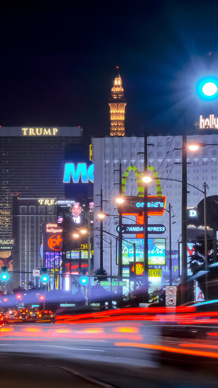 Edificios de la Ciudad Durante la Noche.. Wallpaper in 750x1334 Resolution