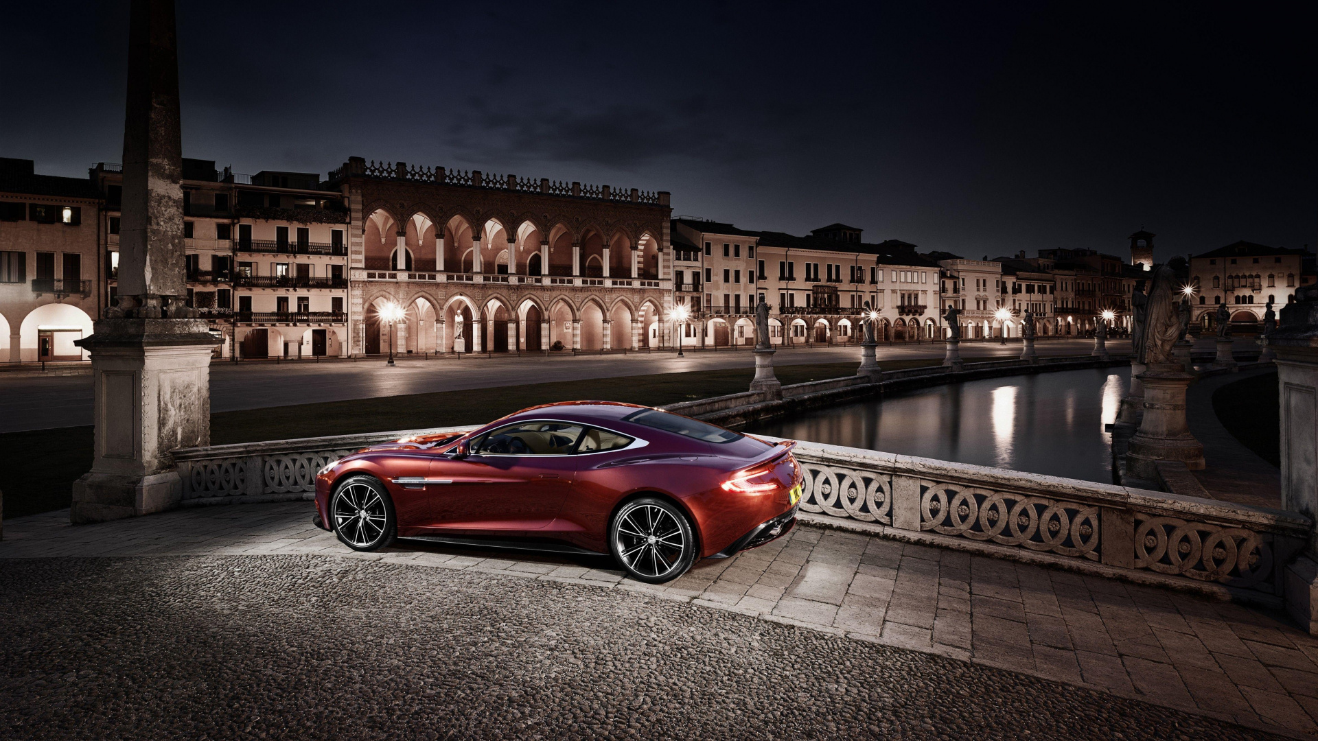 Coupe Rojo Estacionado en la Acera Durante la Noche. Wallpaper in 1920x1080 Resolution