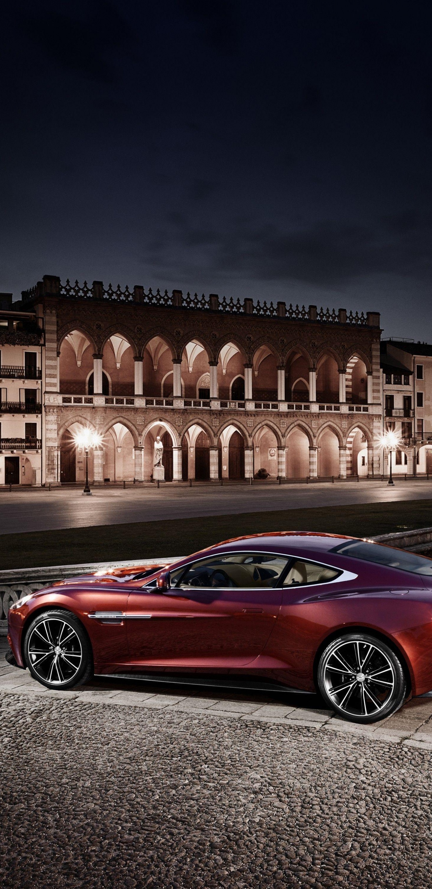 Rotes Coupe, Das Nachts Auf Dem Bürgersteig Geparkt Ist. Wallpaper in 1440x2960 Resolution