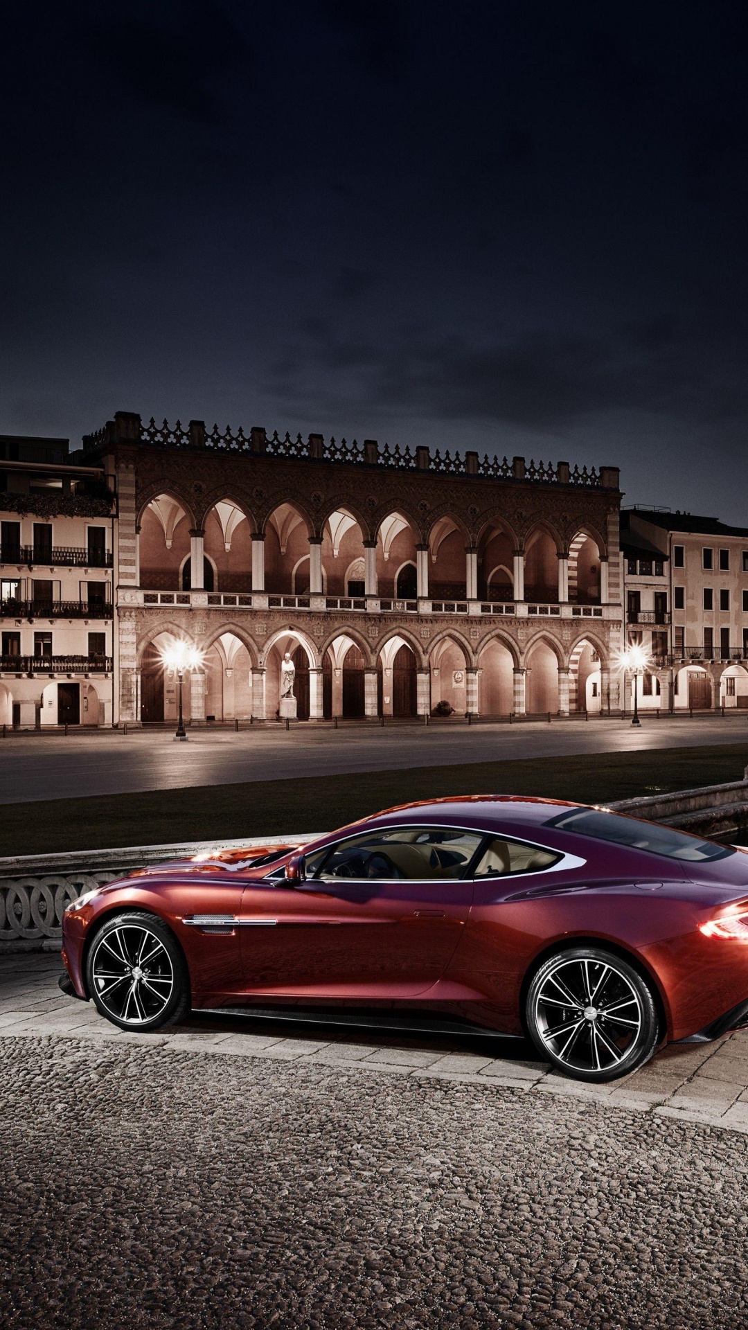 Coupé Rouge Garé Sur le Trottoir Pendant la Nuit. Wallpaper in 1080x1920 Resolution