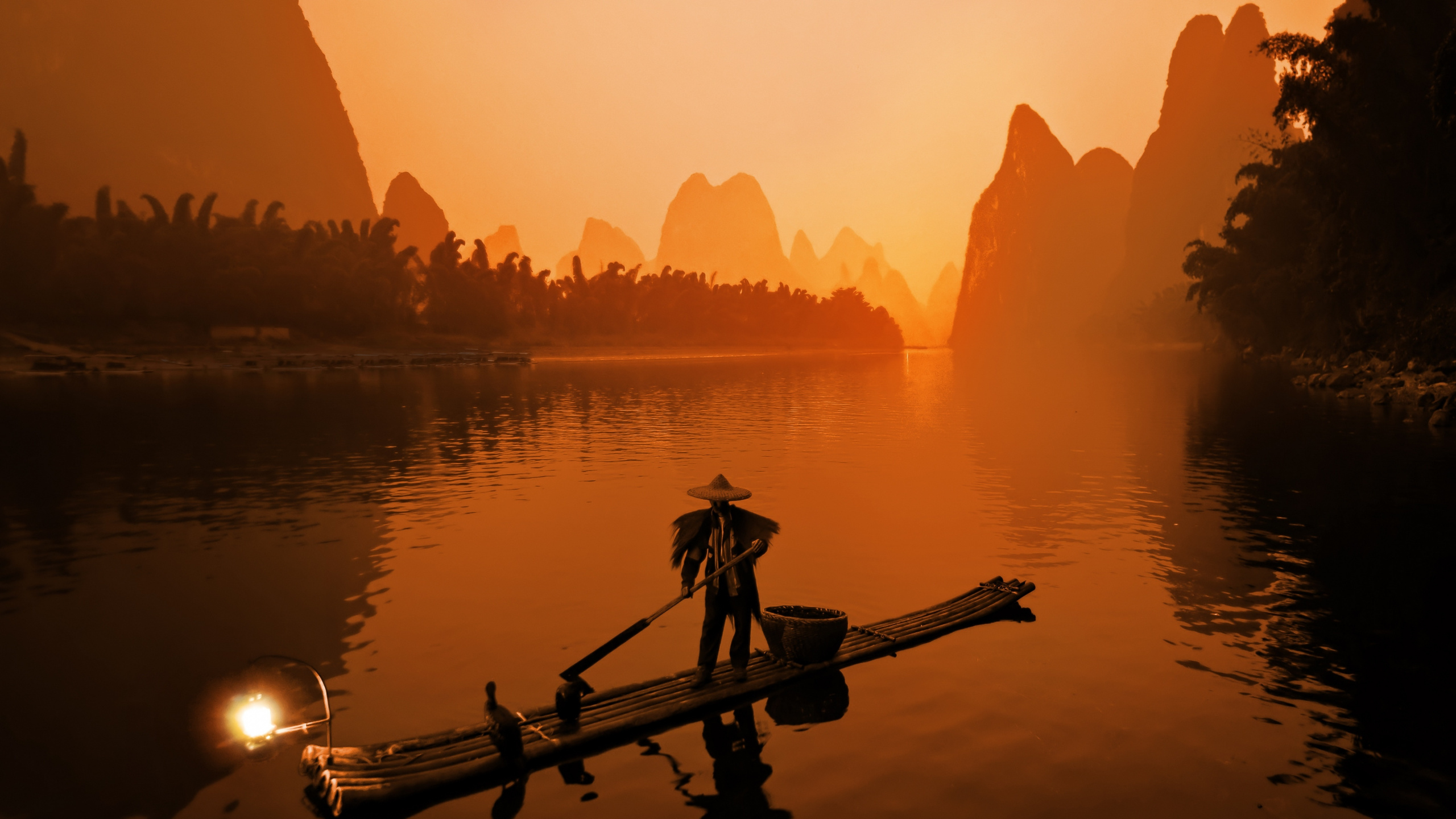 Silhouette de L'homme à Cheval Sur le Bateau Pendant le Coucher du Soleil. Wallpaper in 2560x1440 Resolution