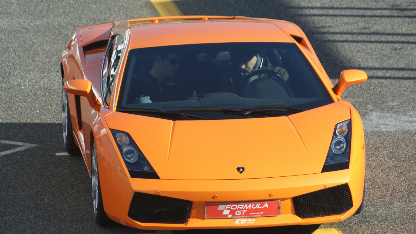Ferrari 458 Italia Amarillo en la Carretera. Wallpaper in 1366x768 Resolution