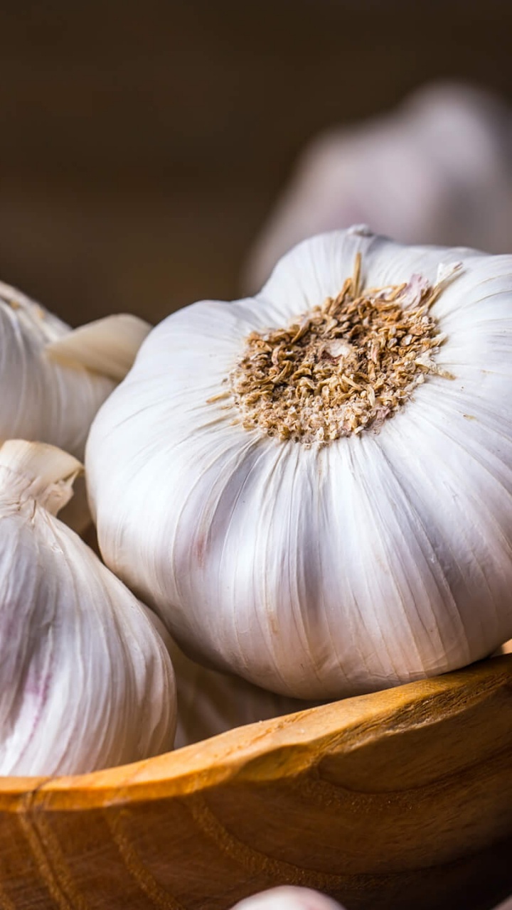 Ail Sur Panier Tressé Marron. Wallpaper in 720x1280 Resolution