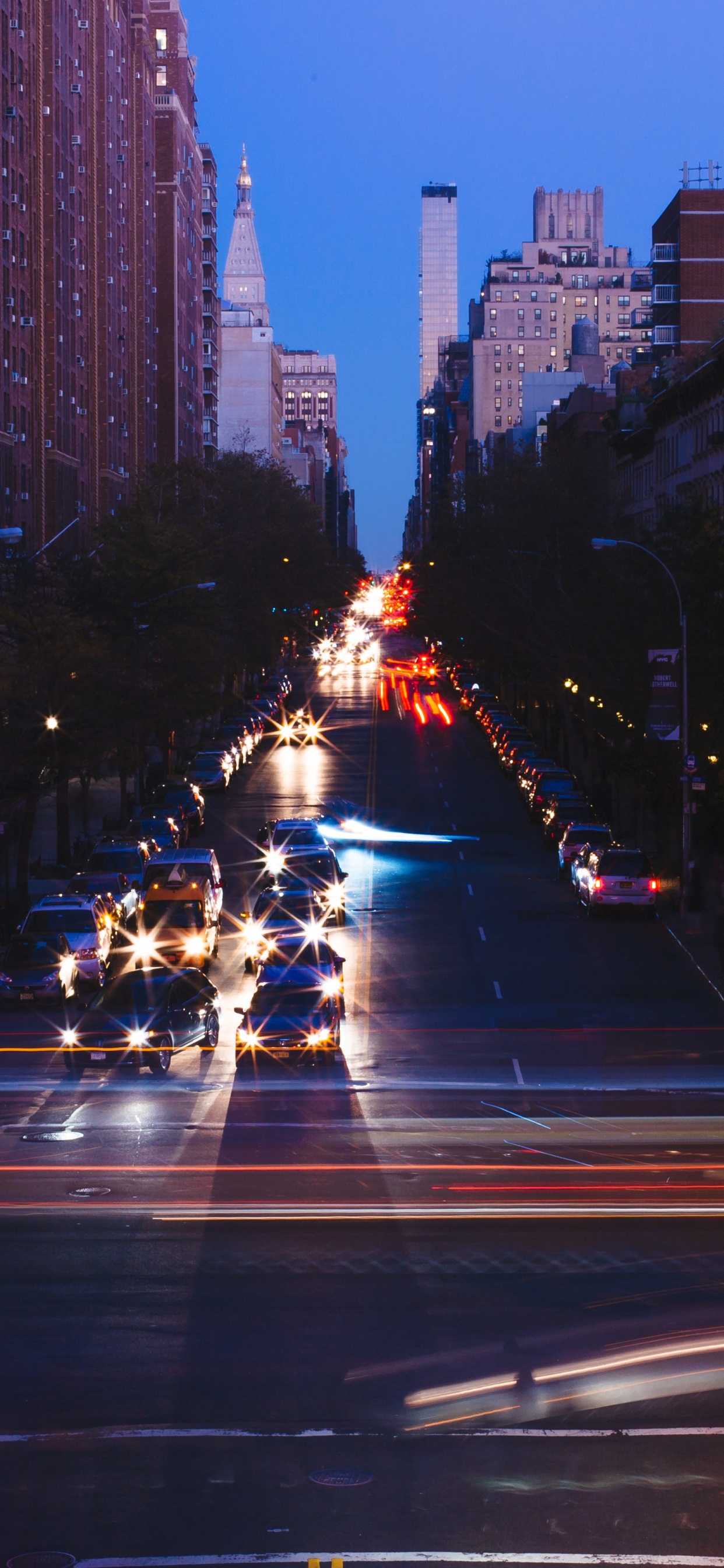 Coches en la Carretera en la Ciudad Durante la Noche. Wallpaper in 1242x2688 Resolution