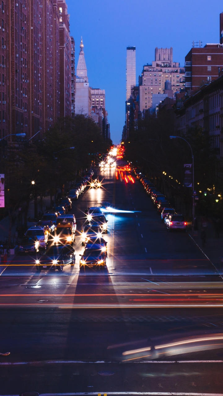 Coches en la Carretera en la Ciudad Durante la Noche. Wallpaper in 720x1280 Resolution