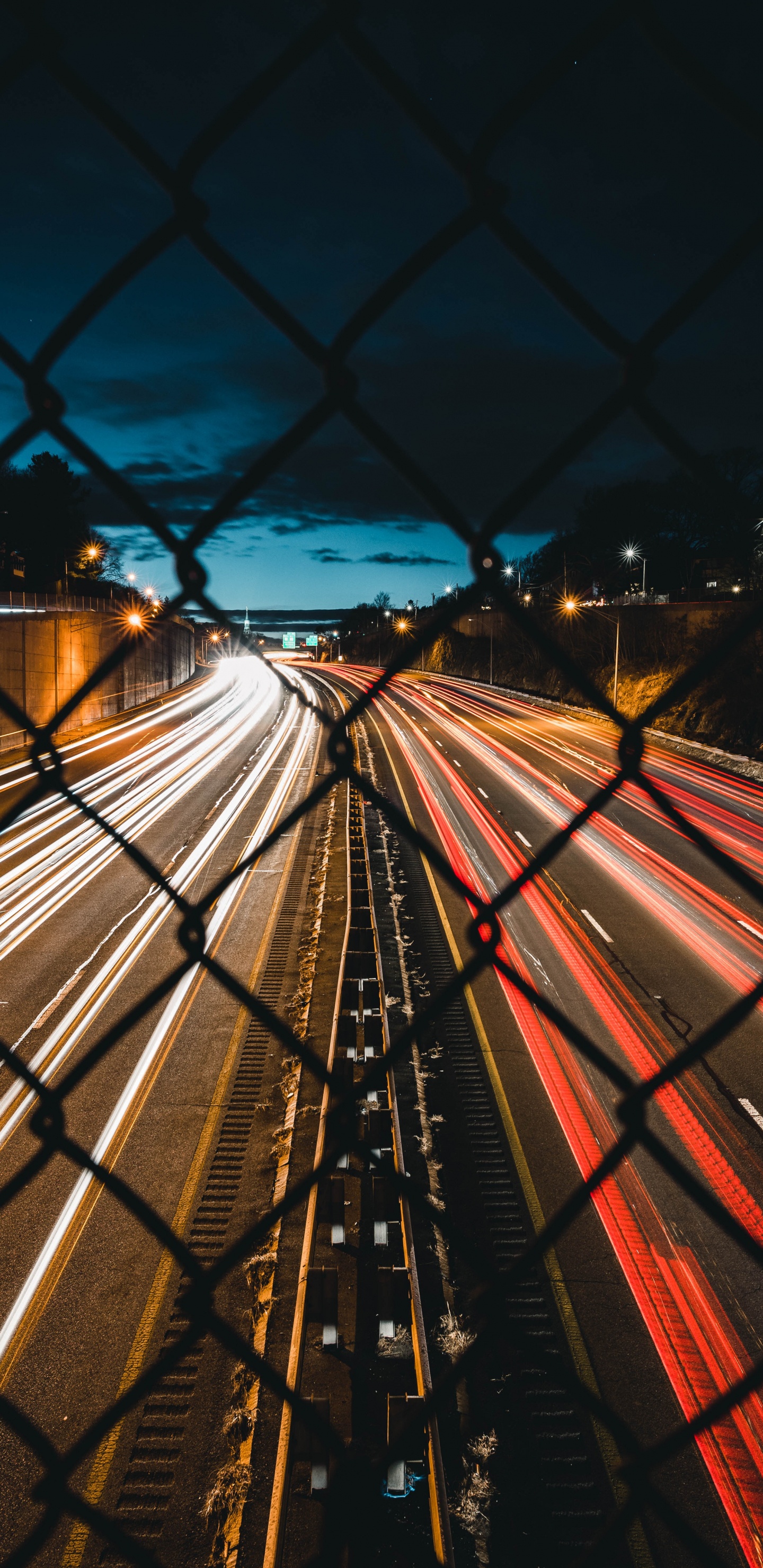 Photographie en Accéléré de Voitures Sur la Route Pendant la Nuit. Wallpaper in 1440x2960 Resolution