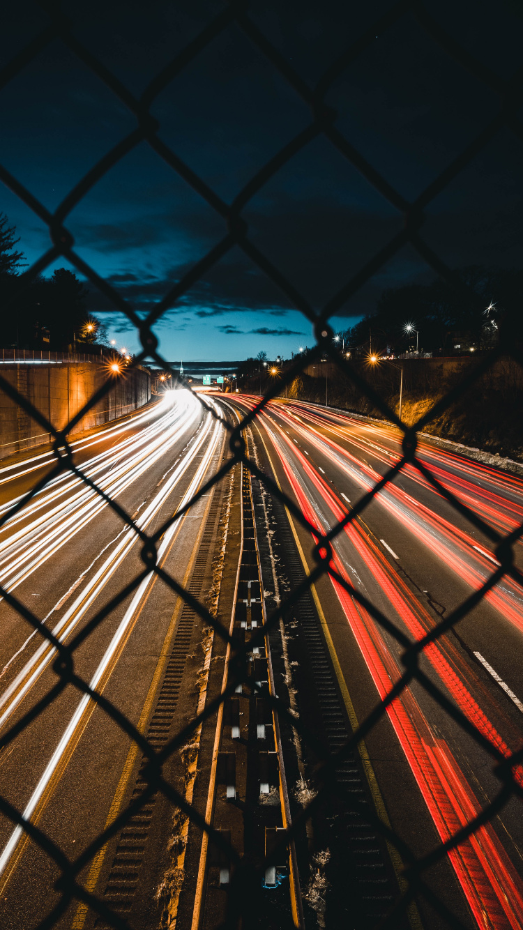 Photographie en Accéléré de Voitures Sur la Route Pendant la Nuit. Wallpaper in 750x1334 Resolution