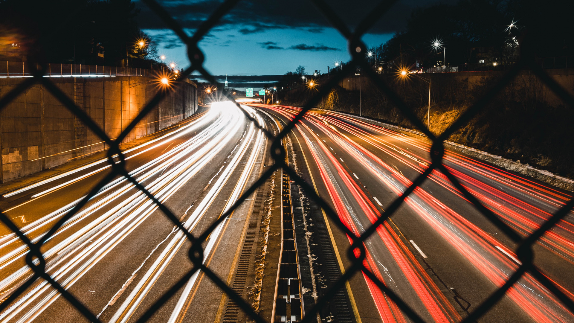Zeitrafferaufnahmen Von Autos Auf Der Straße Während Der Nachtzeit. Wallpaper in 1920x1080 Resolution