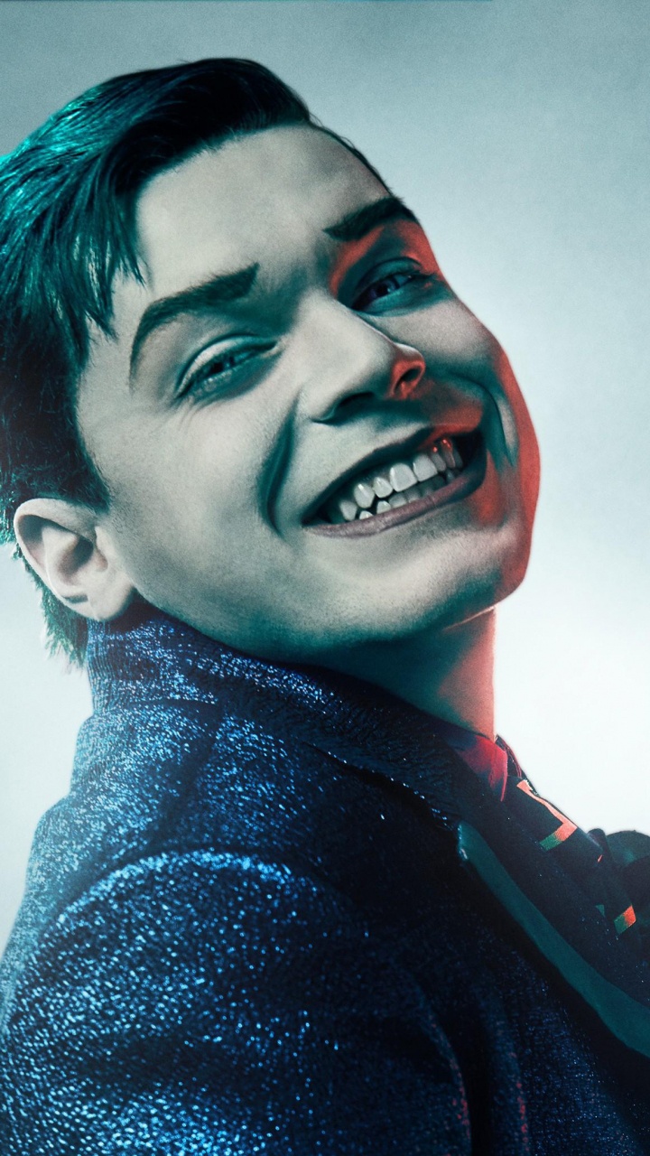 Femme Souriante en Manteau Noir. Wallpaper in 720x1280 Resolution