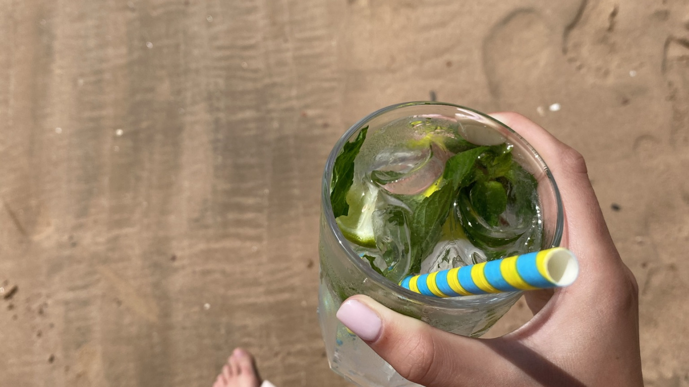 Wasser, Unbreakable, Hand, Finger, Gras. Wallpaper in 1366x768 Resolution