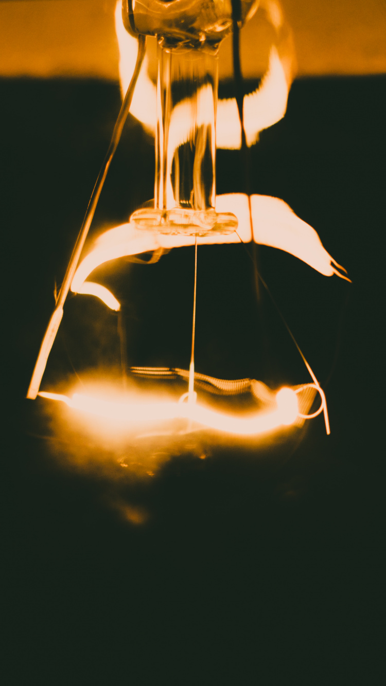 Ampoule Avec Lumière Sur Fond Sombre. Wallpaper in 750x1334 Resolution