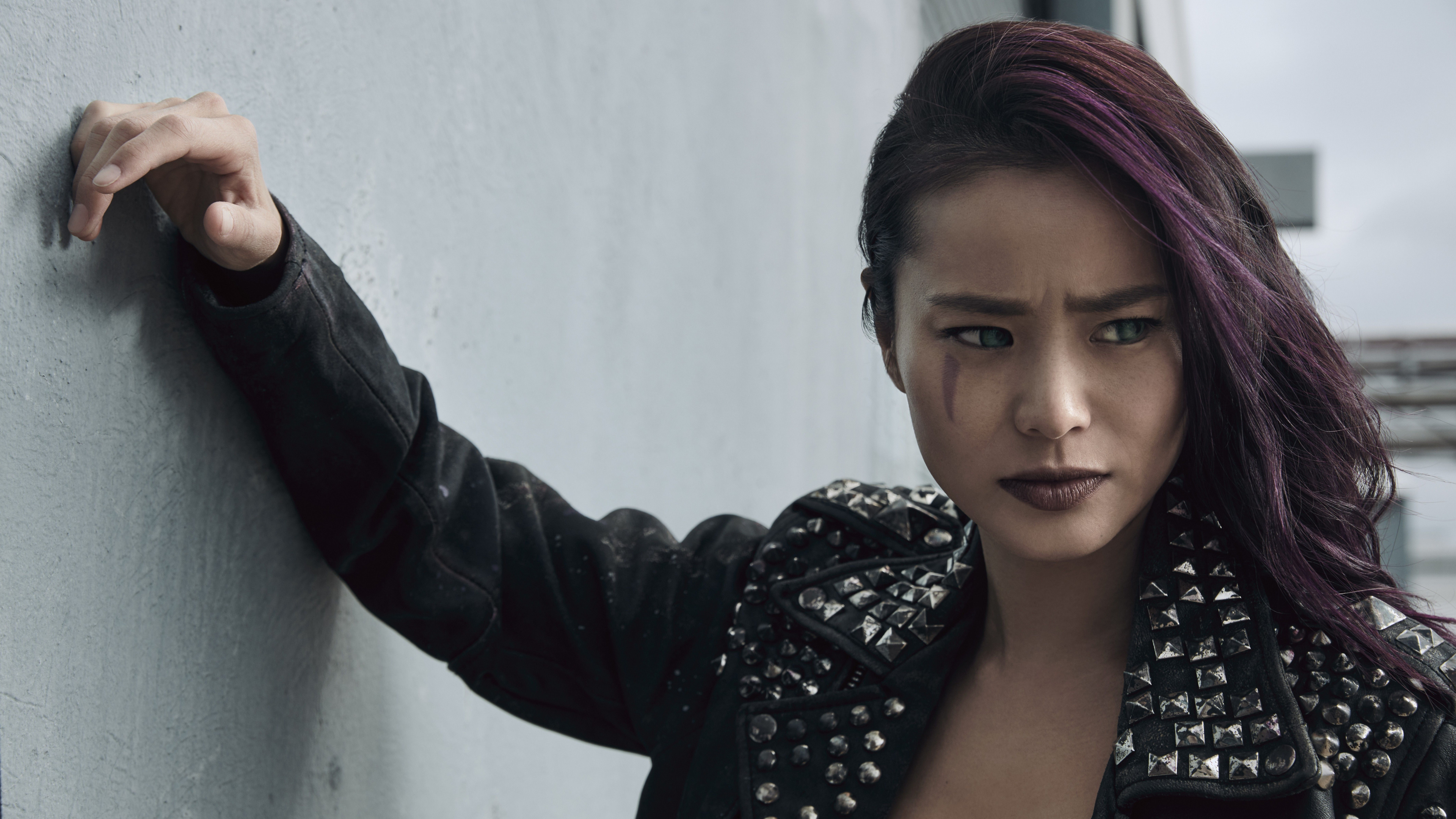 Femme en Chemise à Pois Noir et Blanc et Veste Noire. Wallpaper in 3840x2160 Resolution