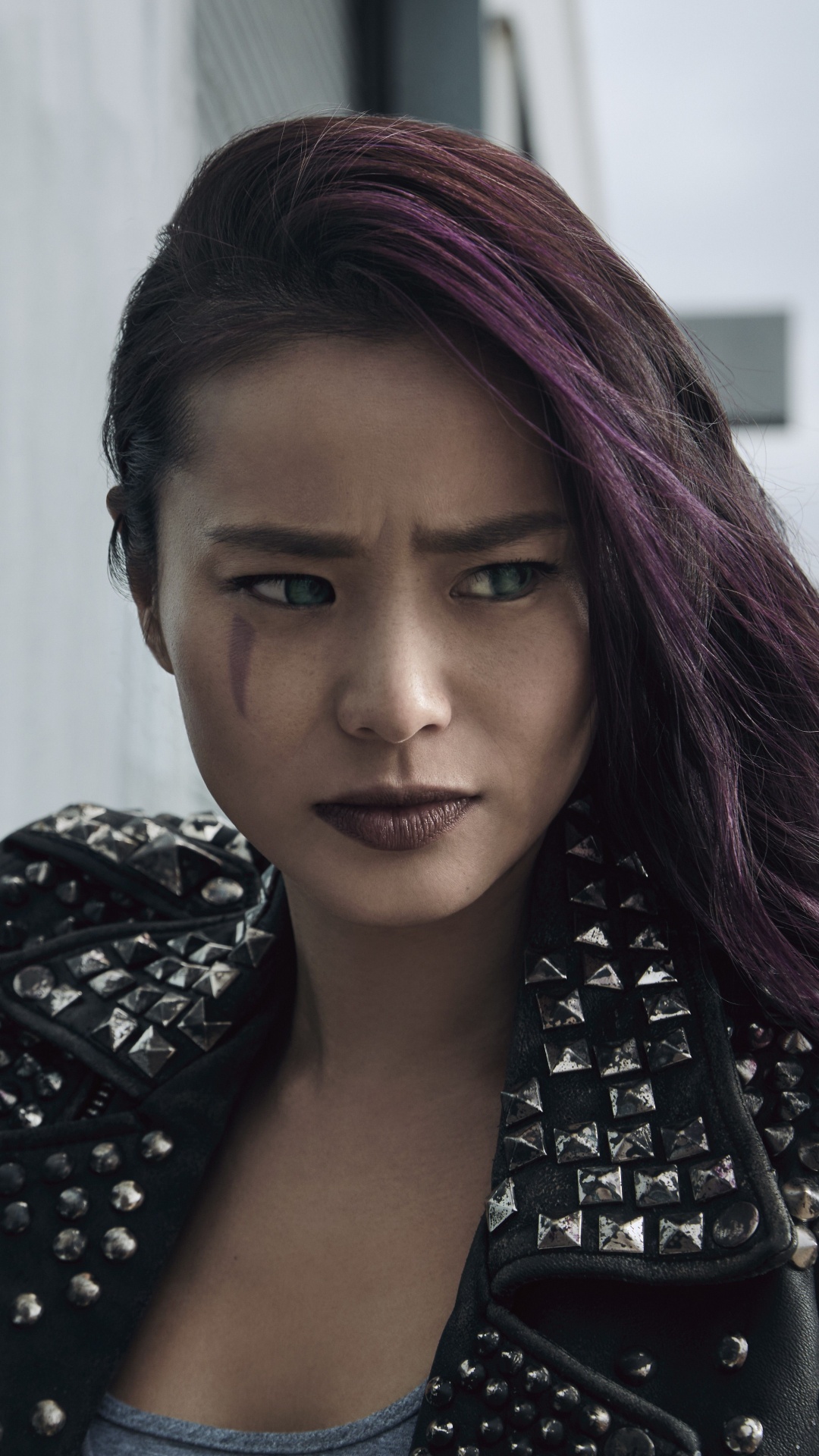 Mujer en Camisa de Lunares en Blanco y Negro y Chaqueta Negra. Wallpaper in 1080x1920 Resolution