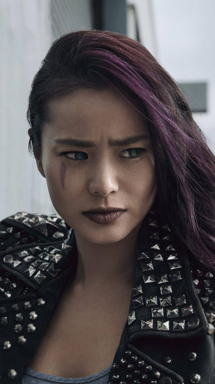 Mujer en Camisa de Lunares en Blanco y Negro y Chaqueta Negra. Wallpaper in 750x1334 Resolution