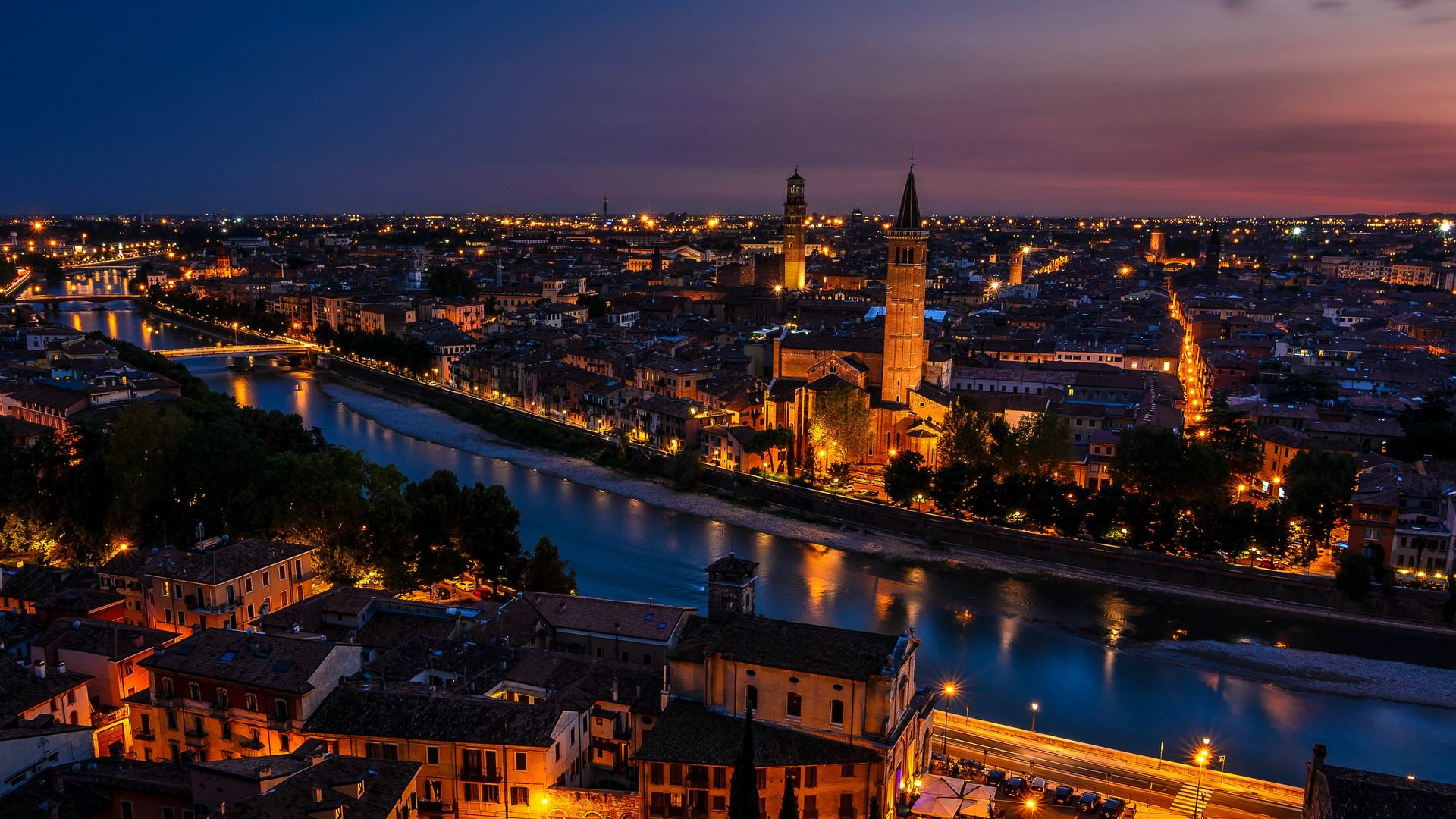 Stadt Mit Hochhäusern Während Der Nacht. Wallpaper in 3840x2160 Resolution