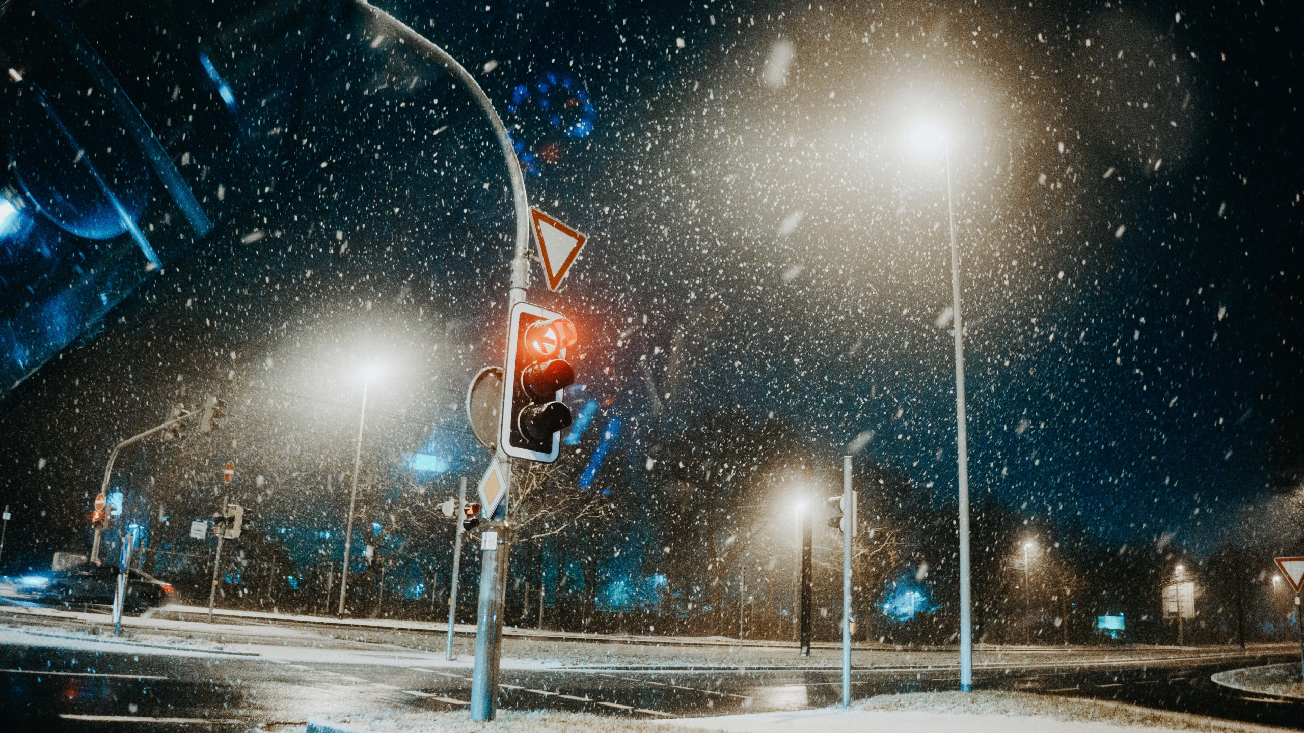 Traffic Light With Red Light During Night Time. Wallpaper in 2560x1440 Resolution