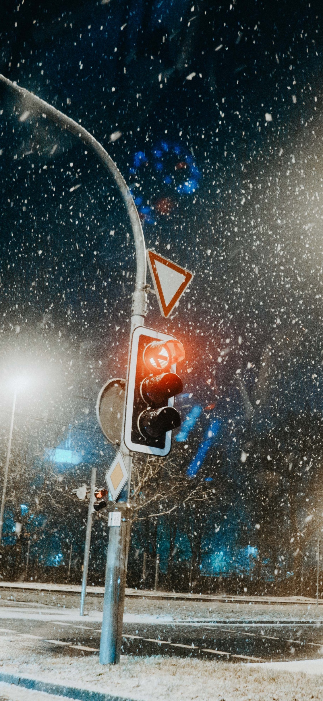 Feu de Circulation Avec Feu Rouge Pendant la Nuit. Wallpaper in 1125x2436 Resolution