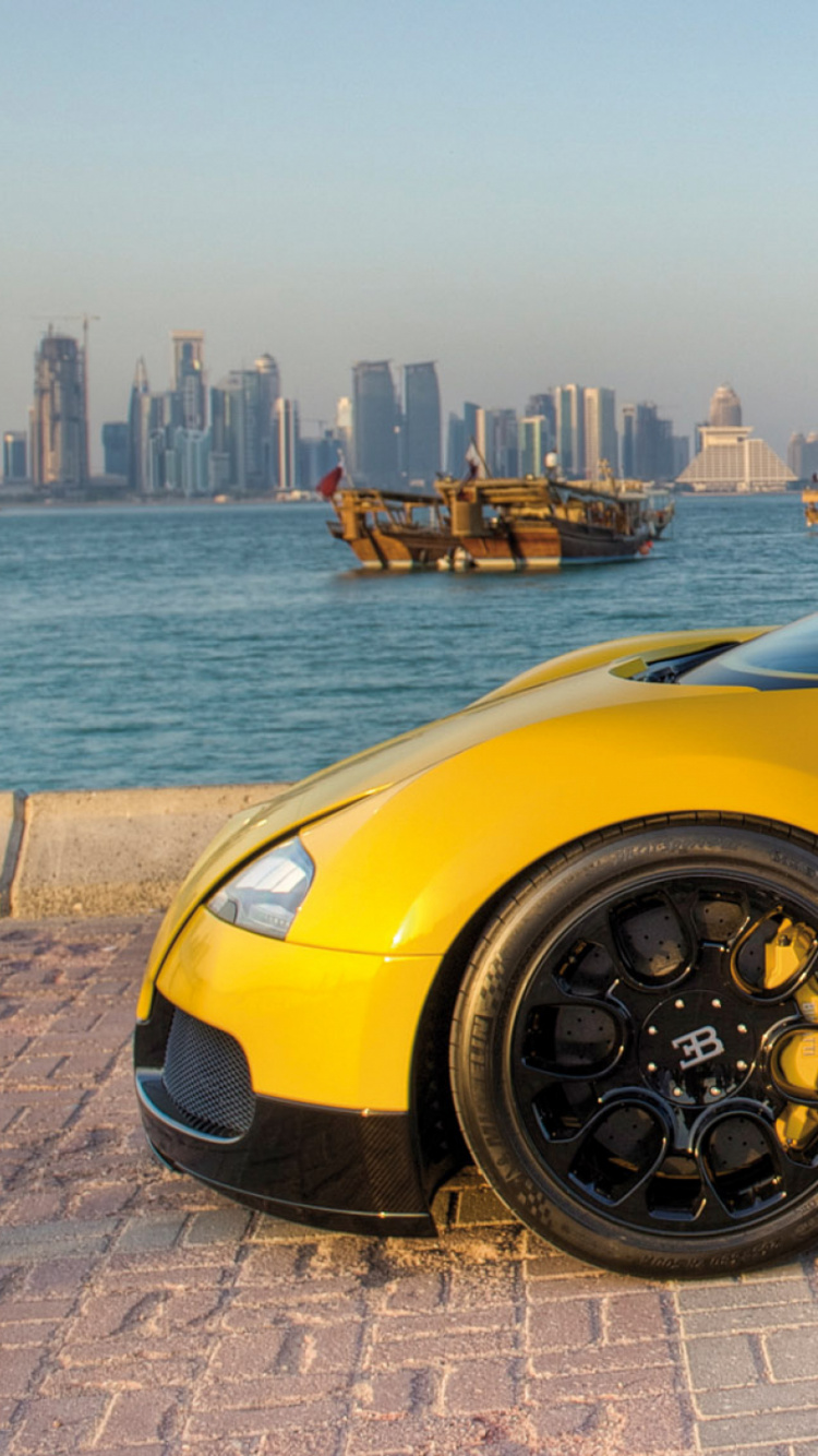 Ferrari 458 Italia Jaune Garée Sur Une Chaussée en Béton Gris Près D'un Plan D'eau Pendant la Journée. Wallpaper in 750x1334 Resolution