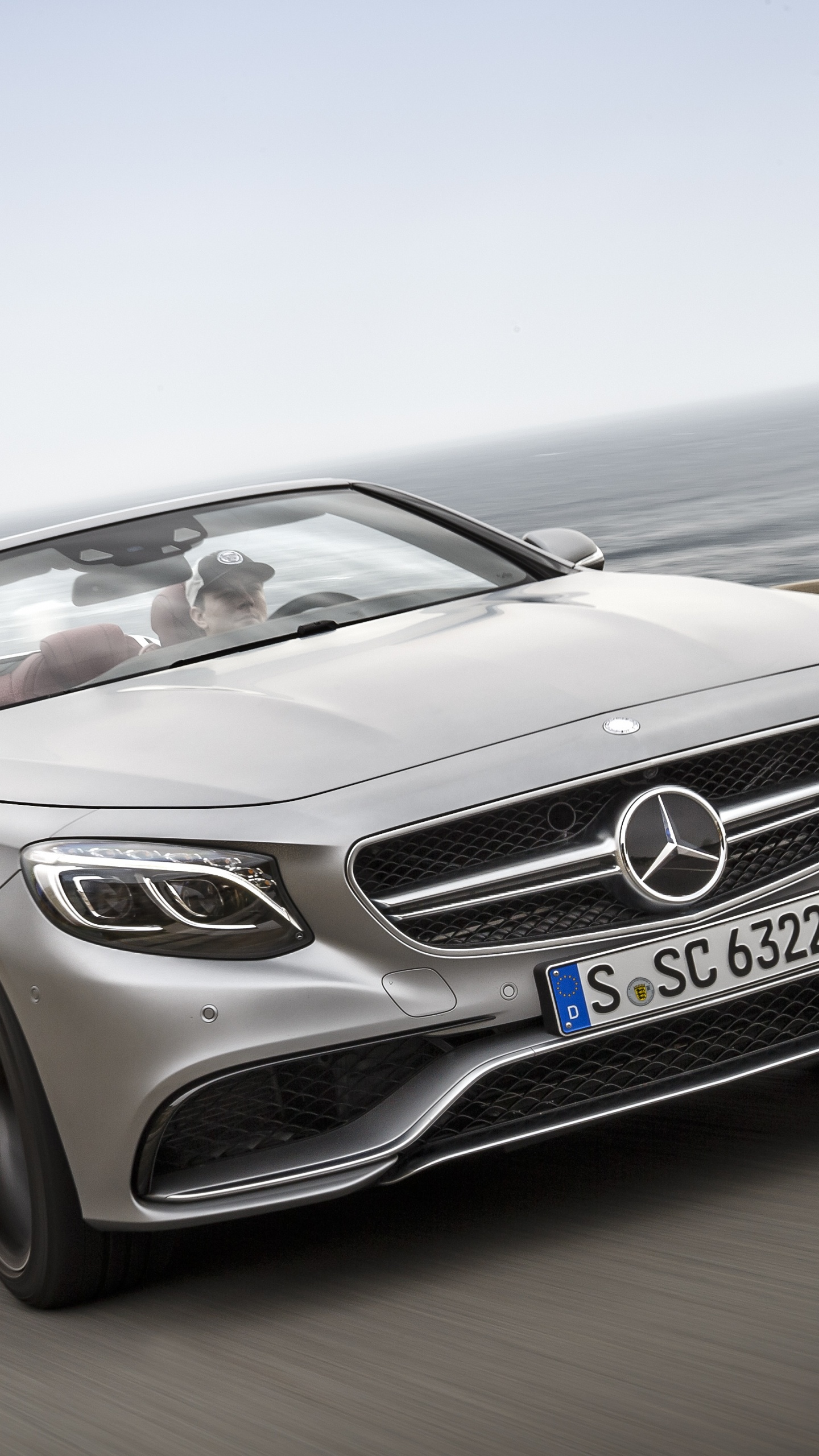 Mercedes Benz Cabriolet Coupé Gris Sur Route Pendant la Journée. Wallpaper in 1440x2560 Resolution