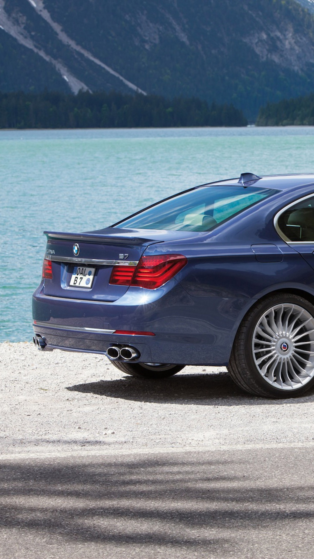 Schwarze Limousine Auf Grauer Asphaltstraße Tagsüber. Wallpaper in 1080x1920 Resolution