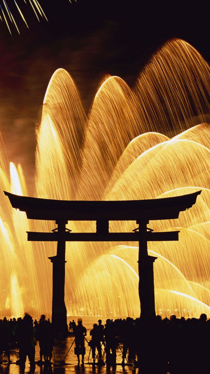 Fuegos Artificiales Sobre el Cuerpo de Agua Durante la Noche.. Wallpaper in 720x1280 Resolution