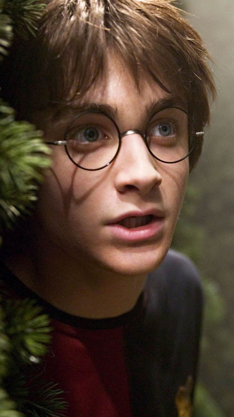 Niño Con Anteojos Enmarcados Negros y Camisa Roja. Wallpaper in 750x1334 Resolution