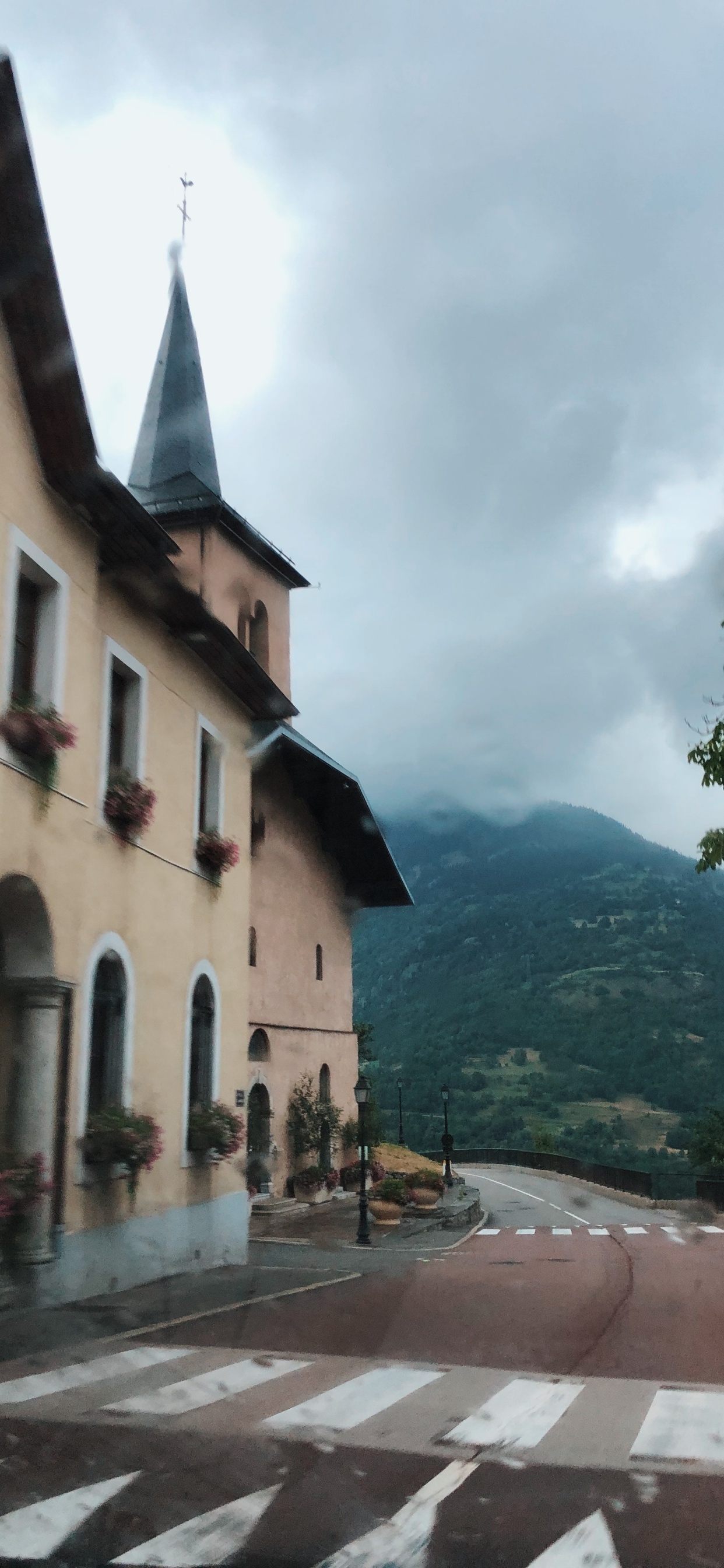 Bergkette, Fußgängerüberweg, Road, Infrastruktur, Fahrbahn. Wallpaper in 1242x2688 Resolution