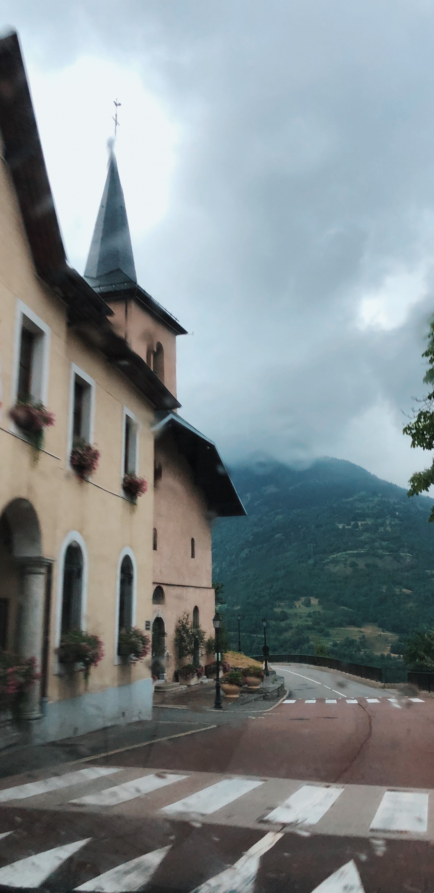Bergkette, Fußgängerüberweg, Road, Infrastruktur, Fahrbahn. Wallpaper in 1440x2960 Resolution