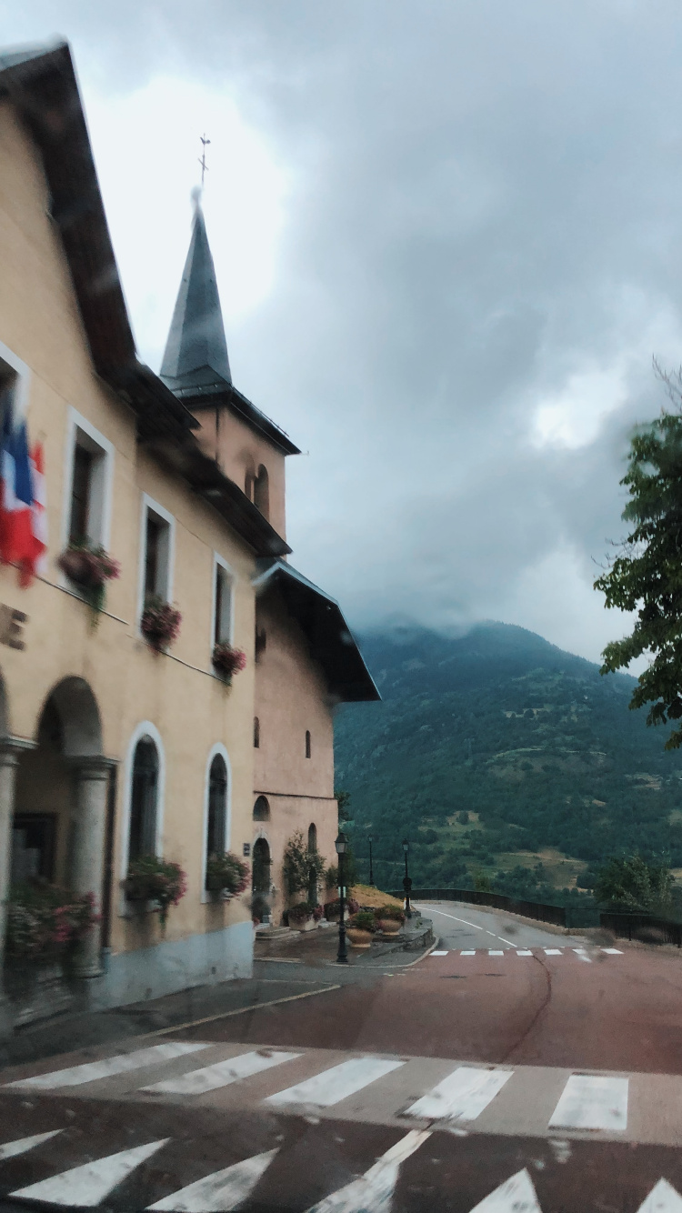 山脉, 人行横道, 基础设施, 街, 尖顶 壁纸 750x1334 允许