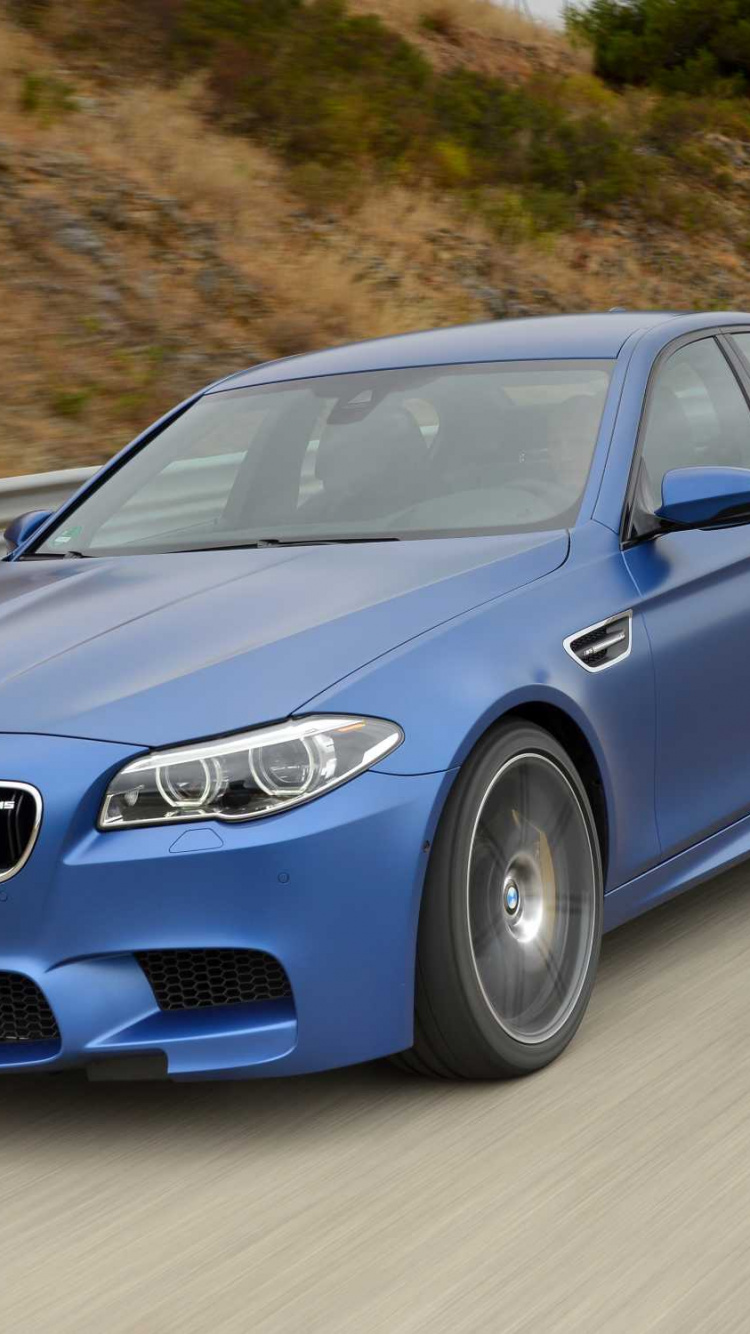 Blauer Bmw m 3 Tagsüber Unterwegs. Wallpaper in 750x1334 Resolution