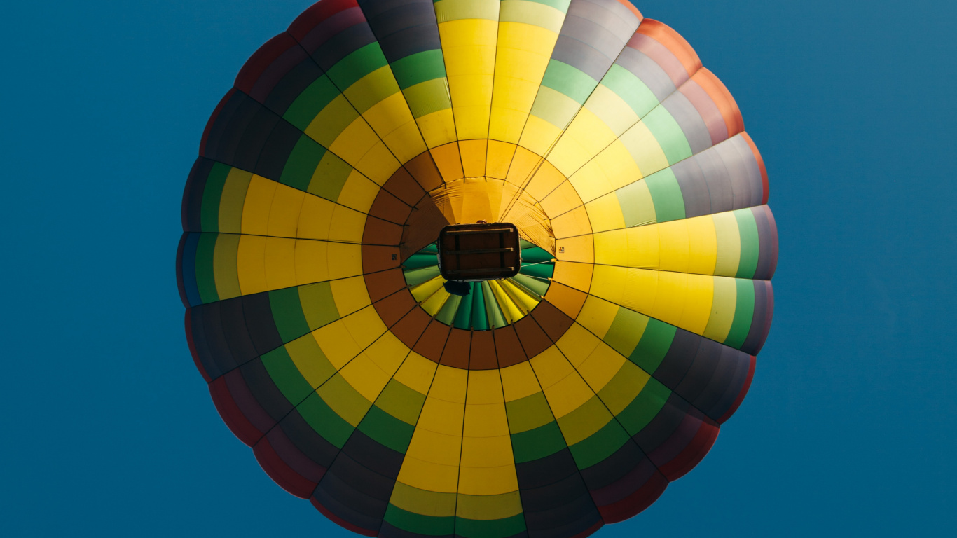 Montgolfière Verte Jaune et Rouge. Wallpaper in 1366x768 Resolution