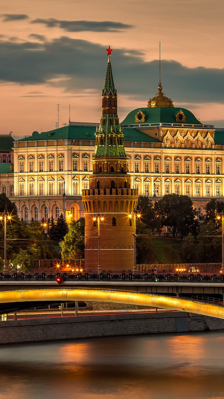 Edificio de Hormigón Blanco y Verde Cerca Del Puente Durante la Noche. Wallpaper in 750x1334 Resolution