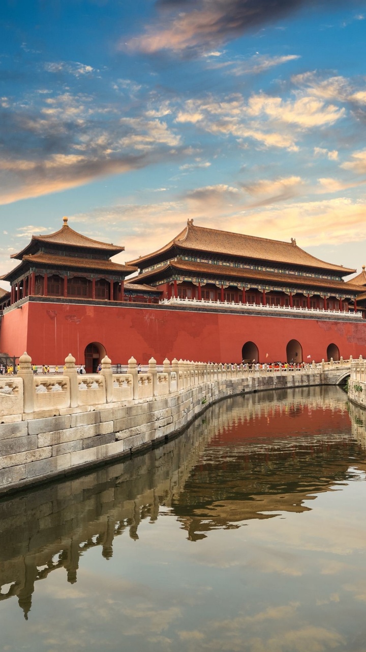 Edificio de Hormigón Rojo y Blanco Cerca Del Cuerpo de Agua Bajo un Cielo Azul Durante el Día. Wallpaper in 720x1280 Resolution