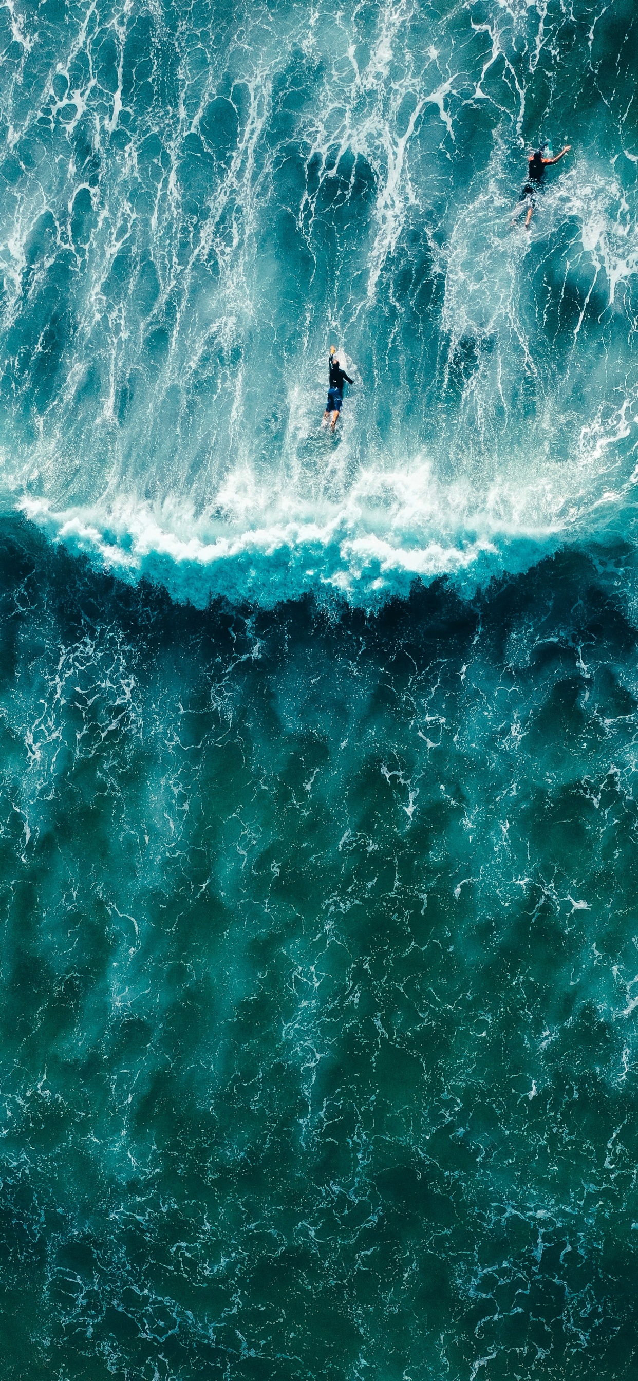 Person, Die Tagsüber Auf Meereswellen Surft. Wallpaper in 1242x2688 Resolution