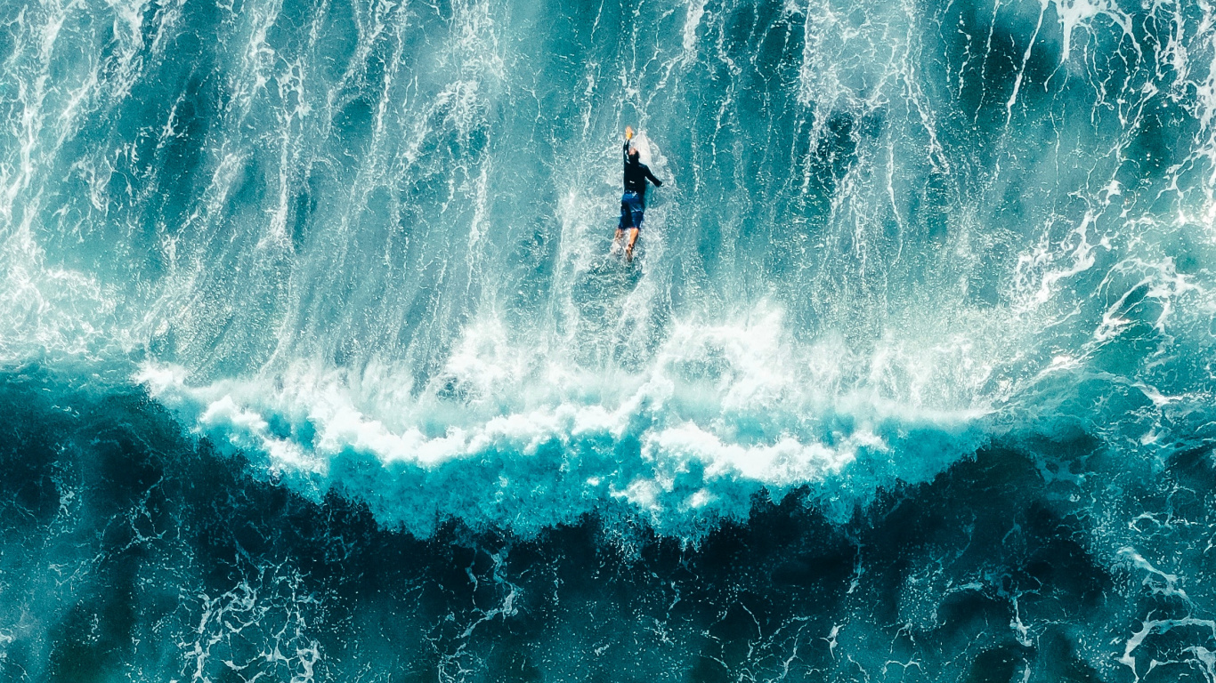 Person, Die Tagsüber Auf Meereswellen Surft. Wallpaper in 1366x768 Resolution