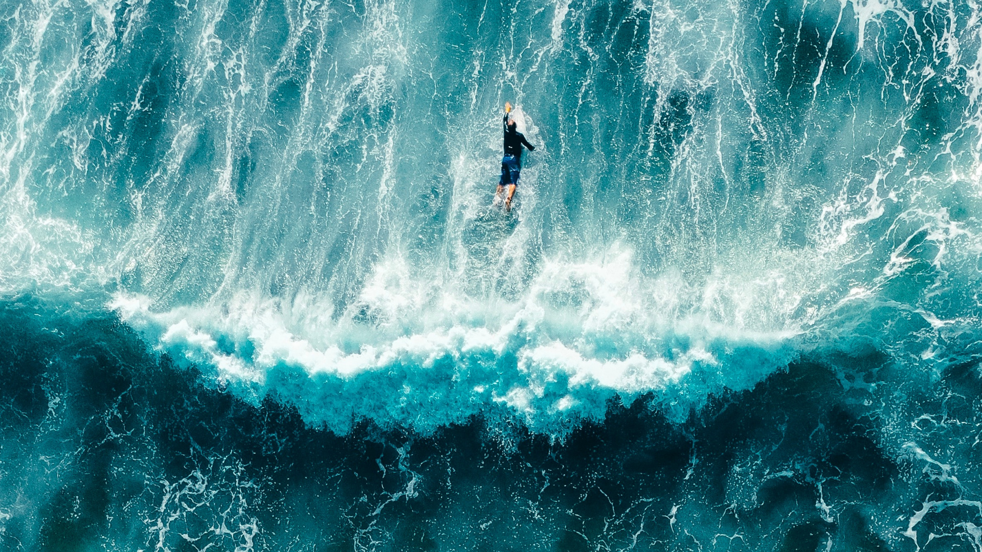 Personne Surfant Sur Les Vagues de la Mer Pendant la Journée. Wallpaper in 1920x1080 Resolution