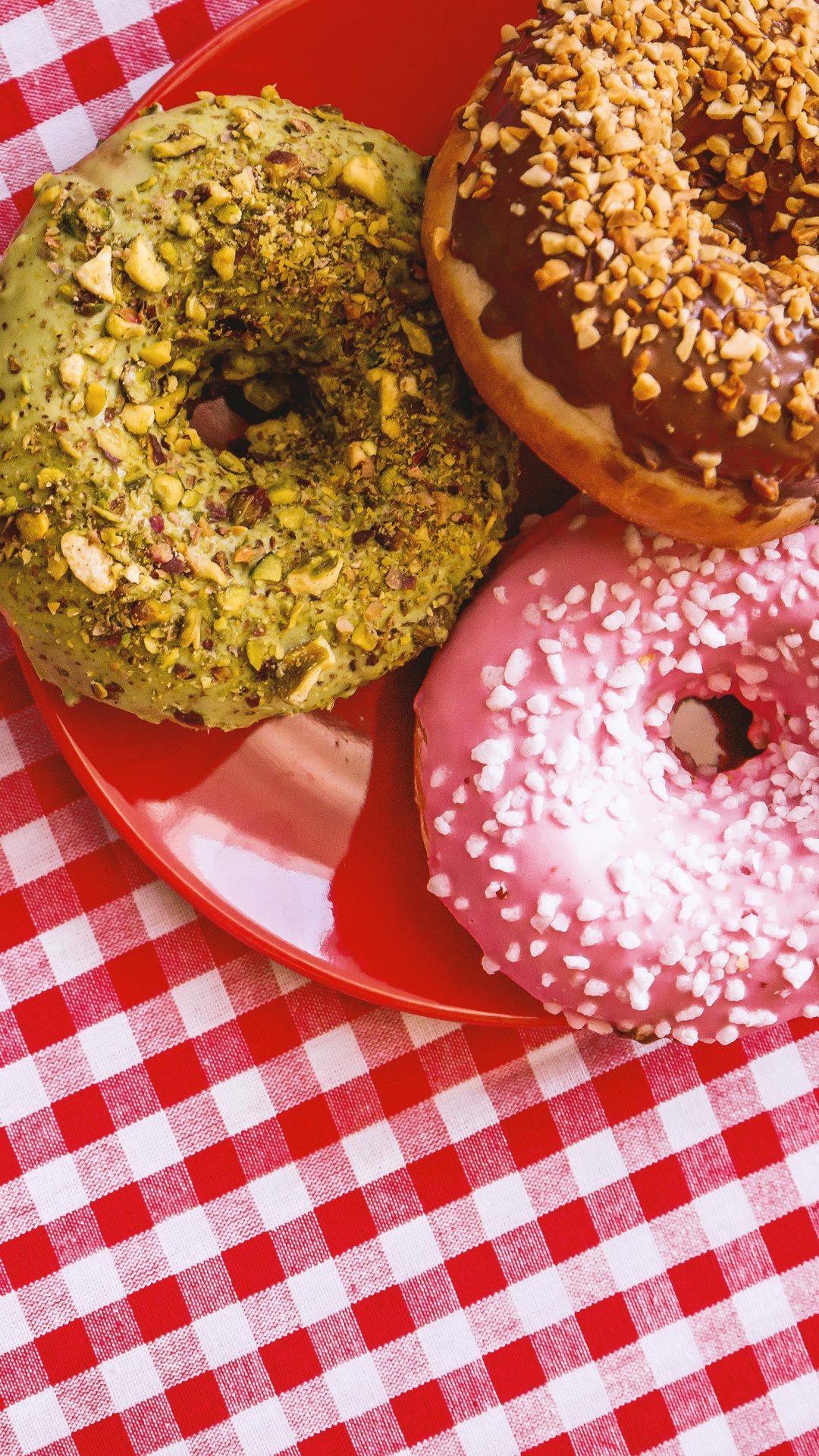 Brauner Donut Auf Rot-weiß Karierter Tischdecke. Wallpaper in 1080x1920 Resolution