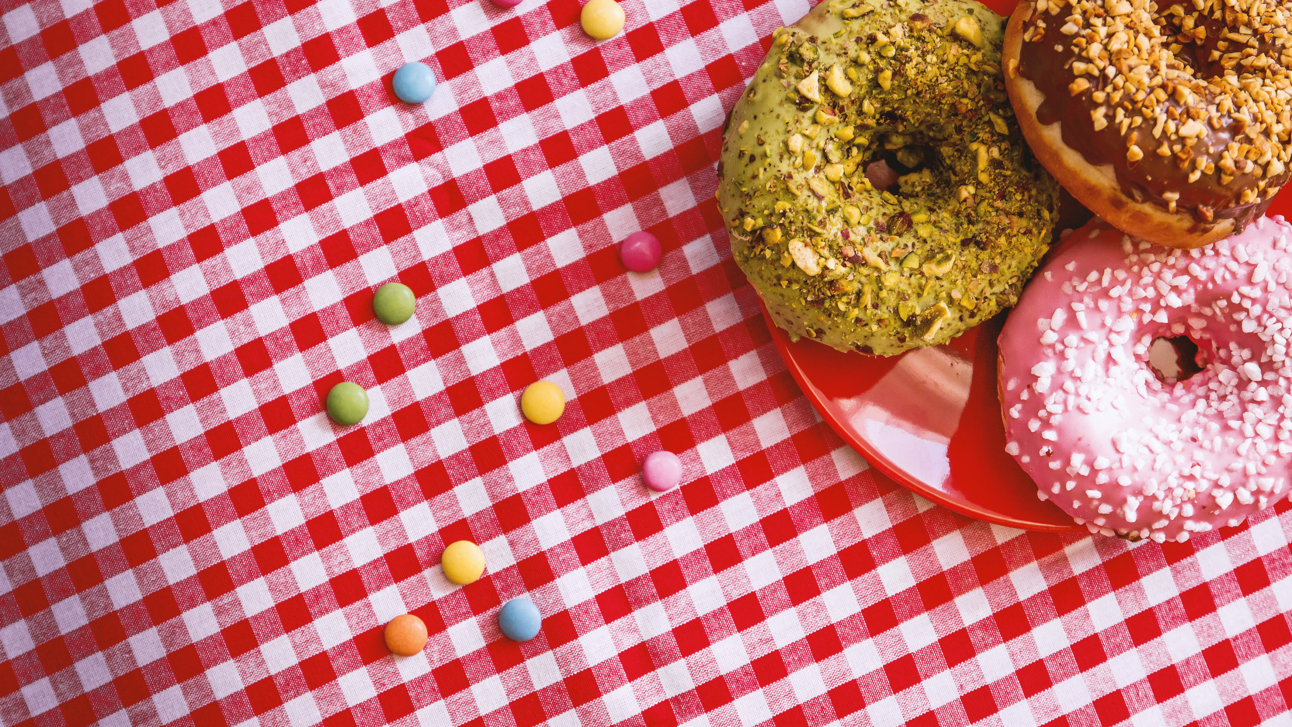 Brauner Donut Auf Rot-weiß Karierter Tischdecke. Wallpaper in 2560x1440 Resolution