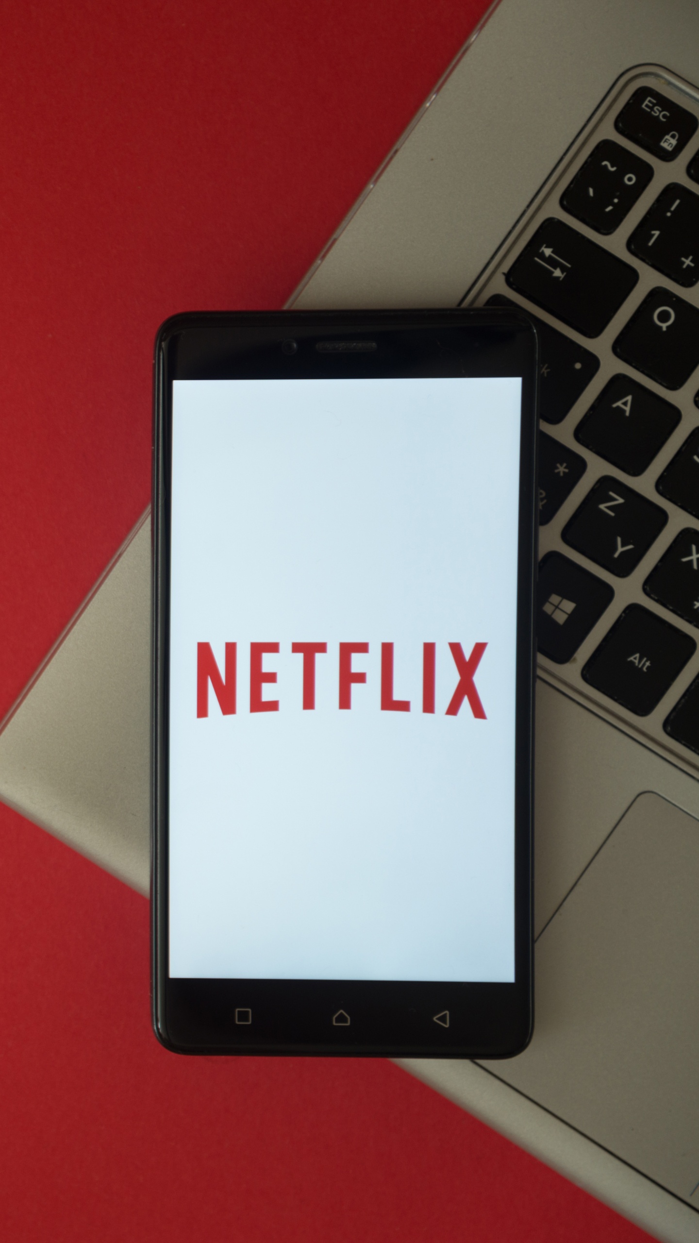 Schwarzer Tablet-Computer Auf Rotem Tisch. Wallpaper in 1440x2560 Resolution