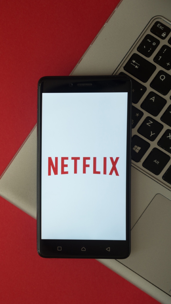 Schwarzer Tablet-Computer Auf Rotem Tisch. Wallpaper in 720x1280 Resolution