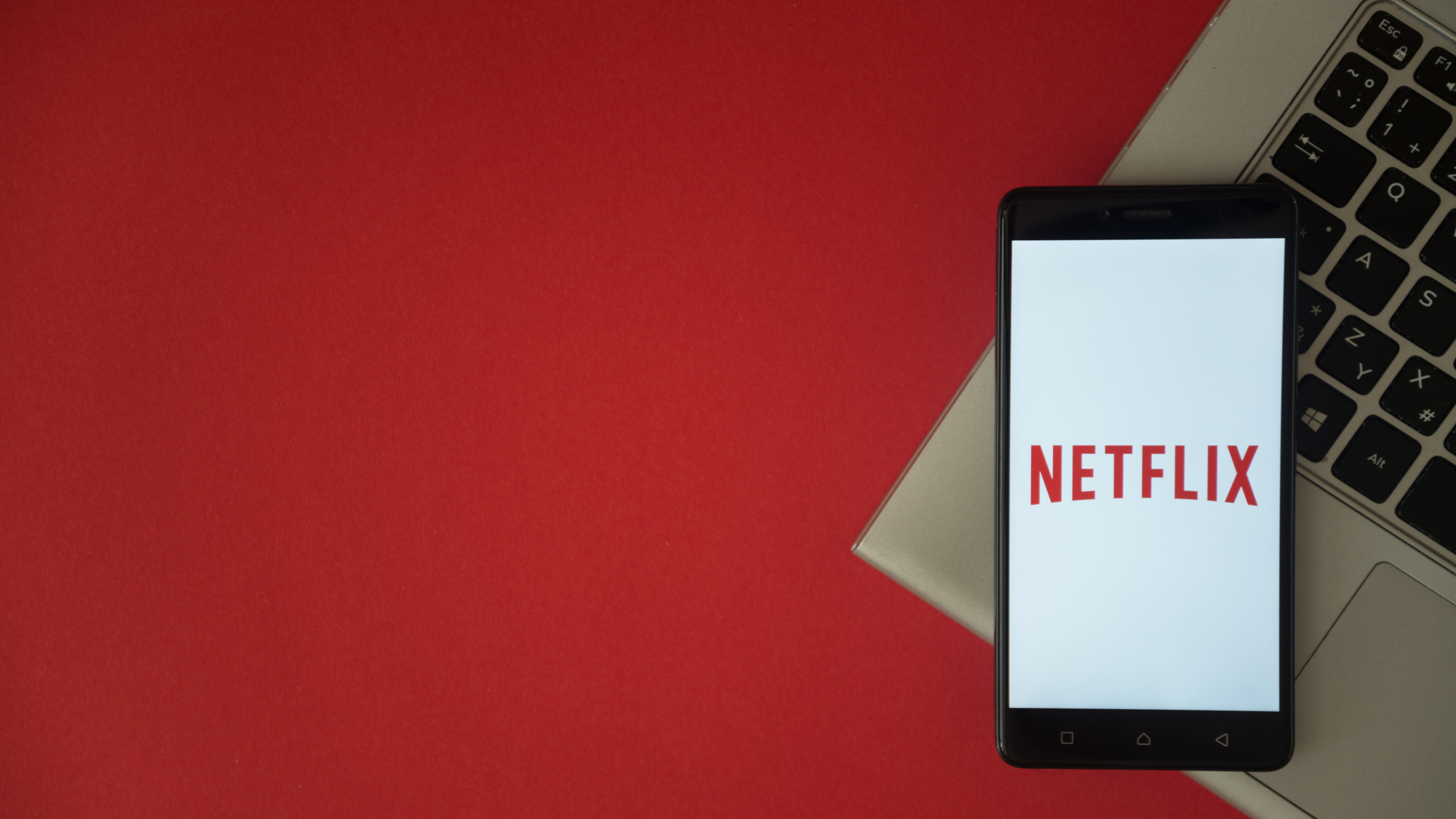 Tablette Noire Sur Table Rouge. Wallpaper in 2560x1440 Resolution