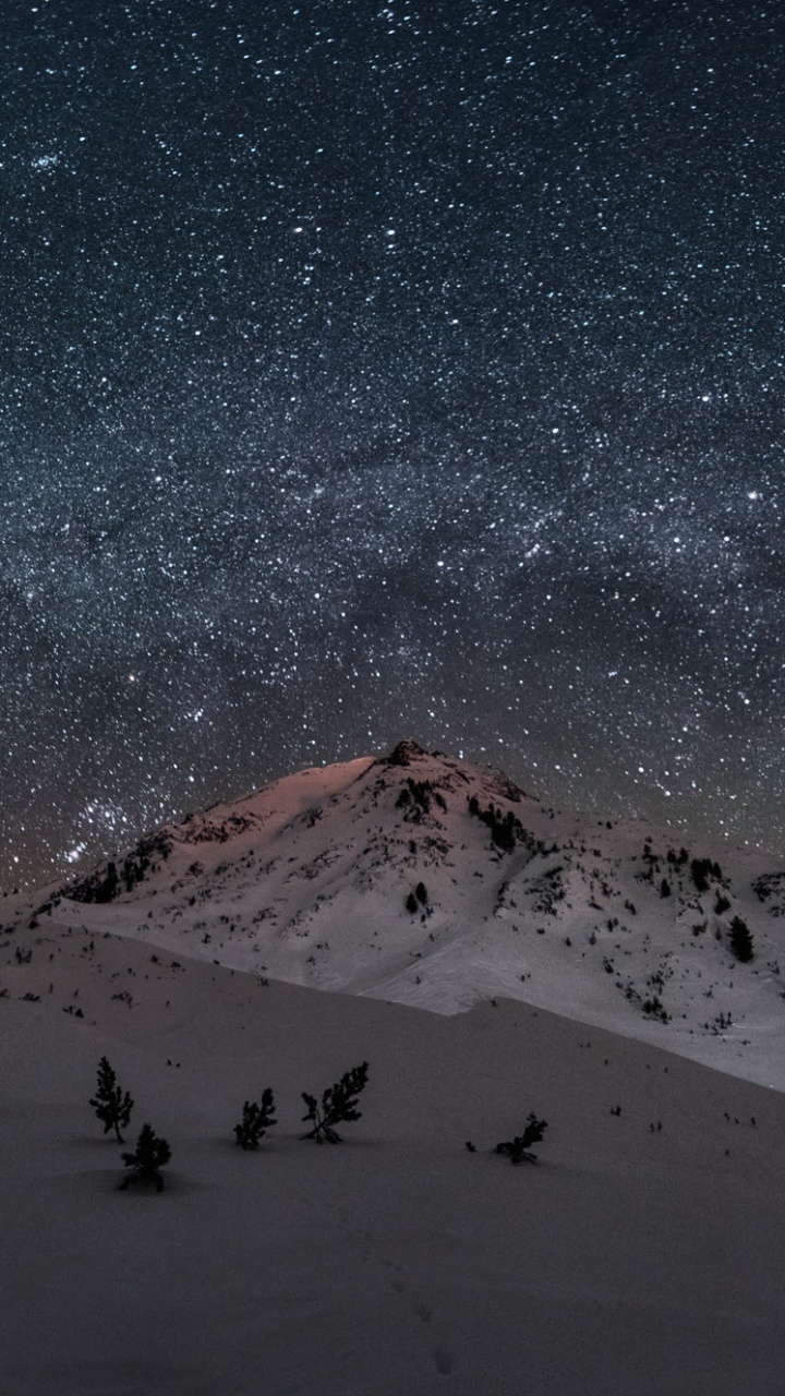 Schneebedeckter Berg Unter Sternennacht. Wallpaper in 720x1280 Resolution