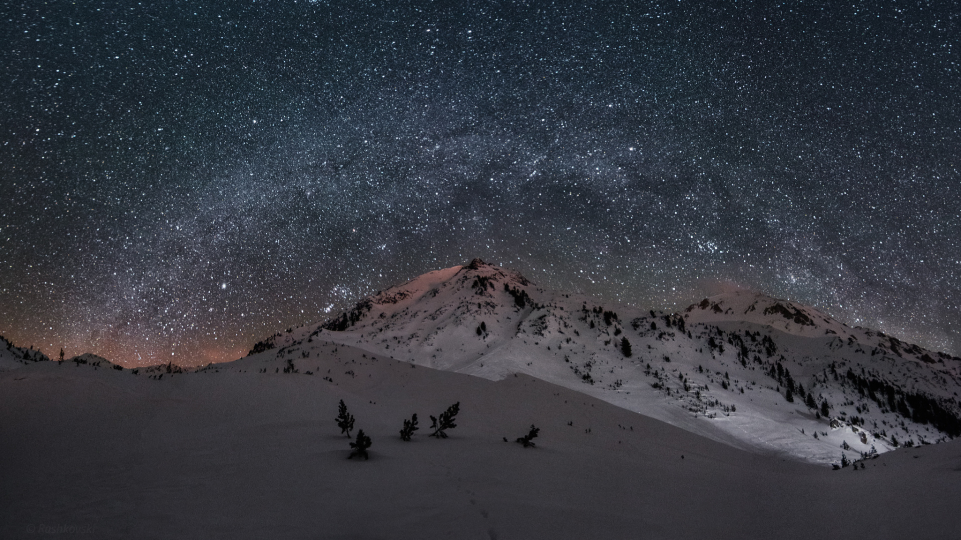 Montagne Couverte de Neige Sous la Nuit Étoilée. Wallpaper in 1920x1080 Resolution