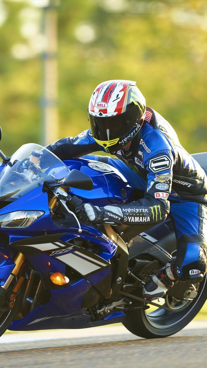 Homme en Costume de Moto Bleu et Noir à Cheval Sur un Vélo de Sport Bleu. Wallpaper in 720x1280 Resolution
