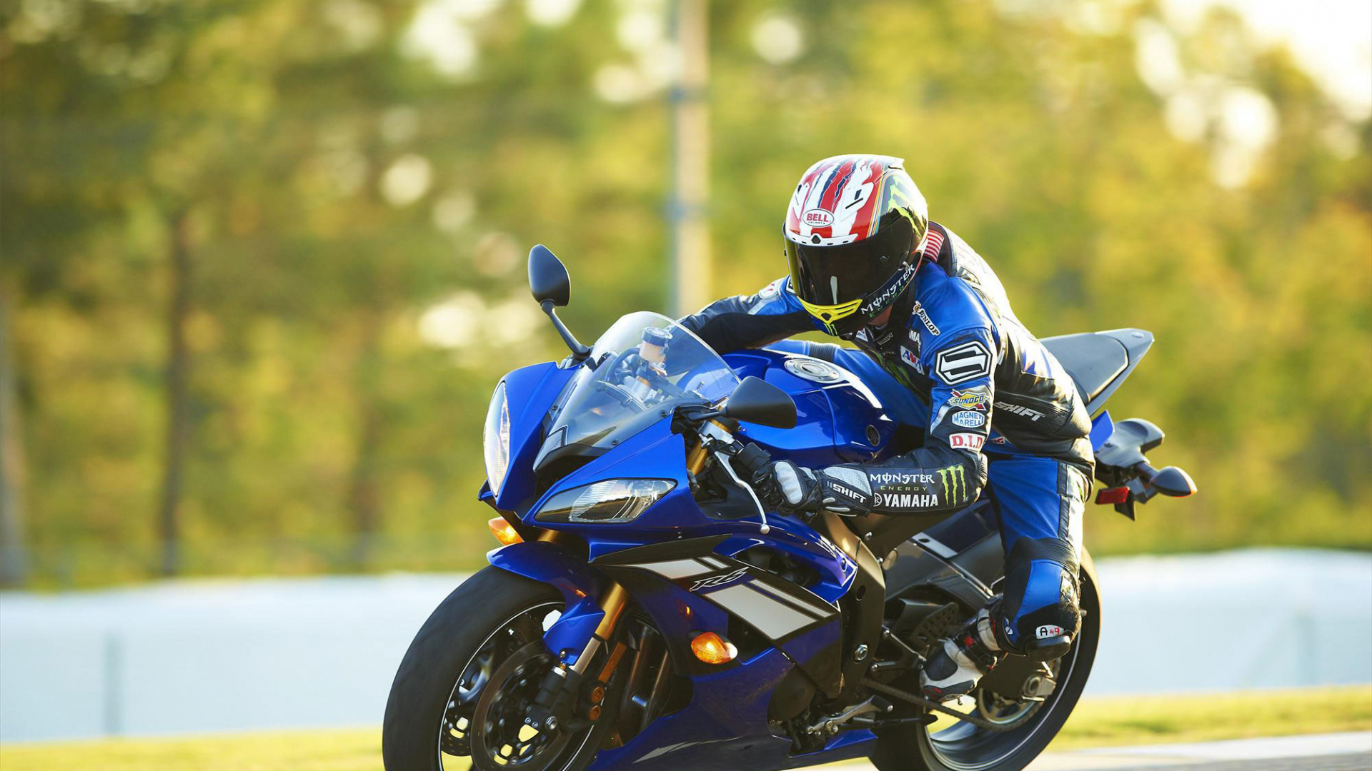 Mann im Blauen Und Schwarzen Motorradanzug, Der Auf Blauem Sportrad Fährt. Wallpaper in 1920x1080 Resolution