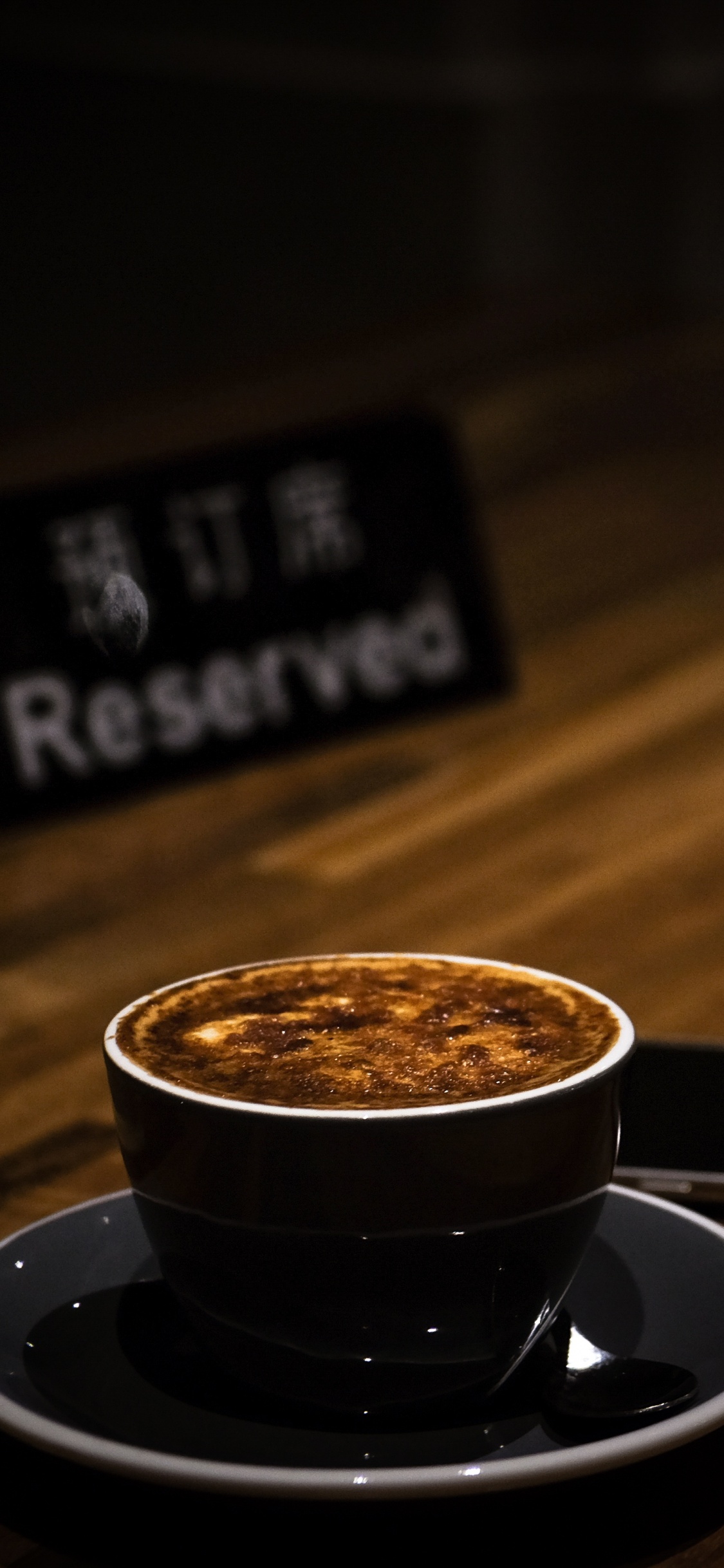 Schwarze Keramiktasse Auf Untertasse. Wallpaper in 1125x2436 Resolution