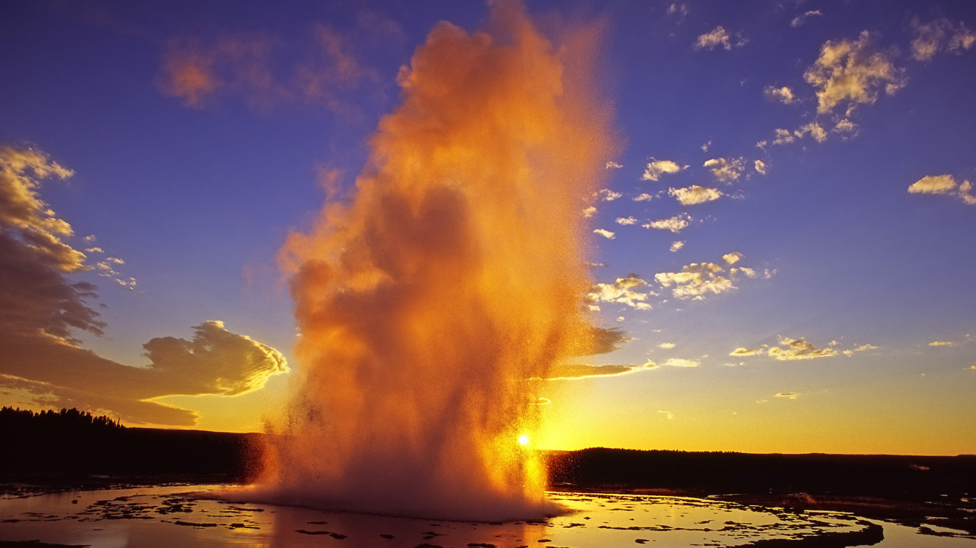 Water Splash on Shore Under Blue Sky During Daytime. Wallpaper in 1366x768 Resolution