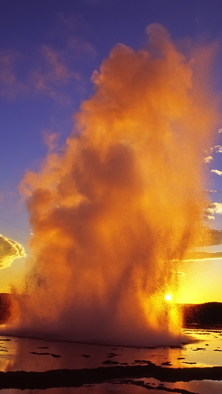 Water Splash on Shore Under Blue Sky During Daytime. Wallpaper in 720x1280 Resolution