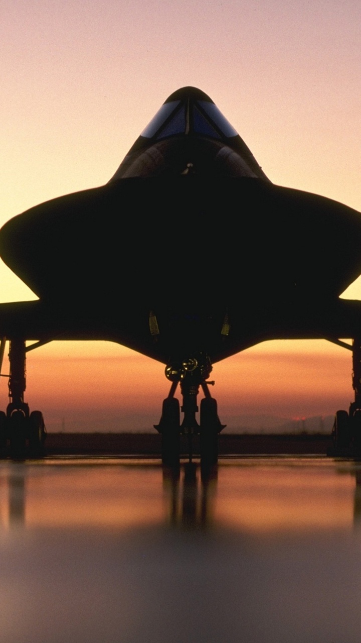 Silhouette Eines Kampfjets in Der Luft Während Des Sonnenuntergangs. Wallpaper in 720x1280 Resolution